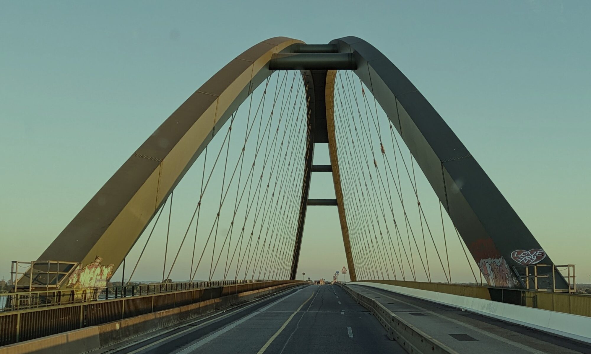 Hintergrundbild der Fehmarnsundbrücke